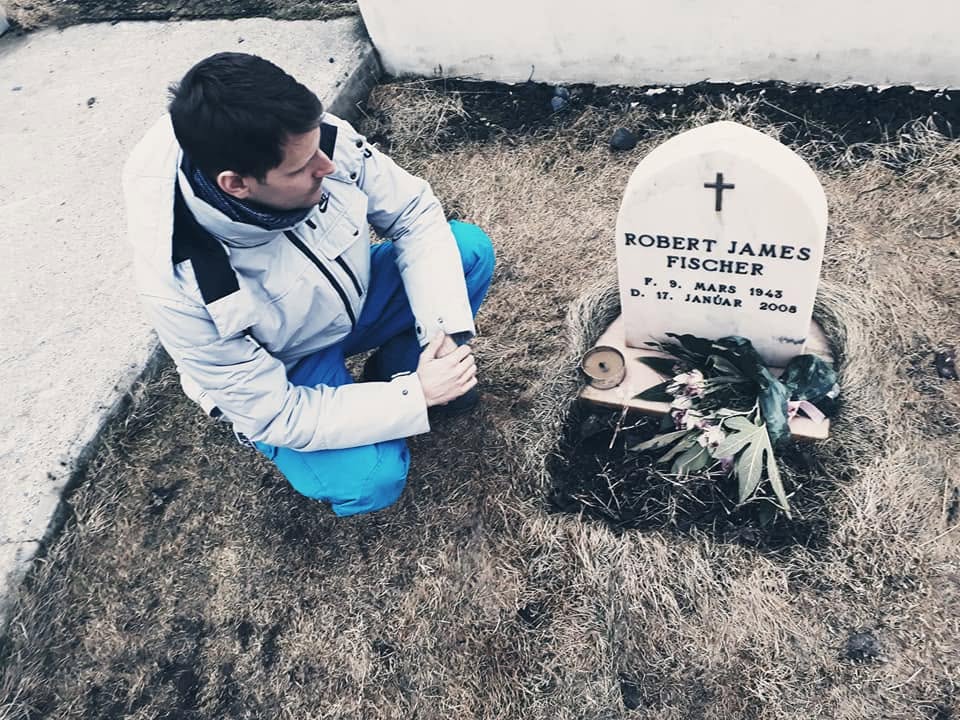 Michal Vrba la mormântul lui Bobby Fischer din cimitirul Laugardælir, lângă Selfoss, Islanda