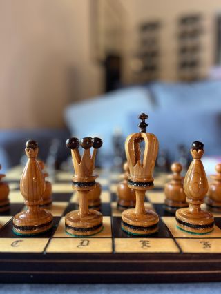 Piesele de șah din lemn sunt o piesă clasică de șah.♟ Este important să alegeți dimensiunea potrivită a pieselor pentru...