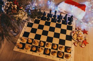 🎅 Răsfață-te cu o partidă de șah de Moș Nicolae! Fie că ești înger sau mic diavol, șahul aduce mereu bucurie! ♟ 👉...